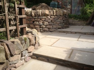 Dry stone retaining wall