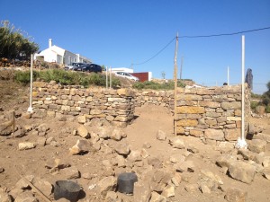 Base stone work for dry stone building