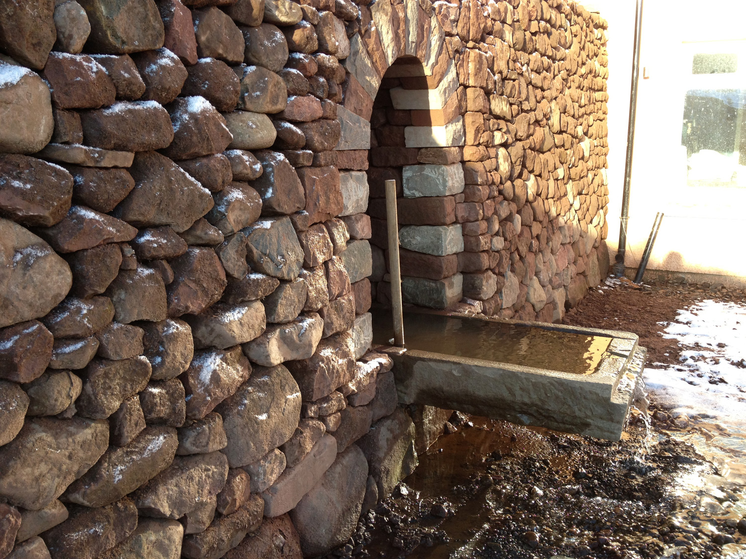 Dry stone retaining wall