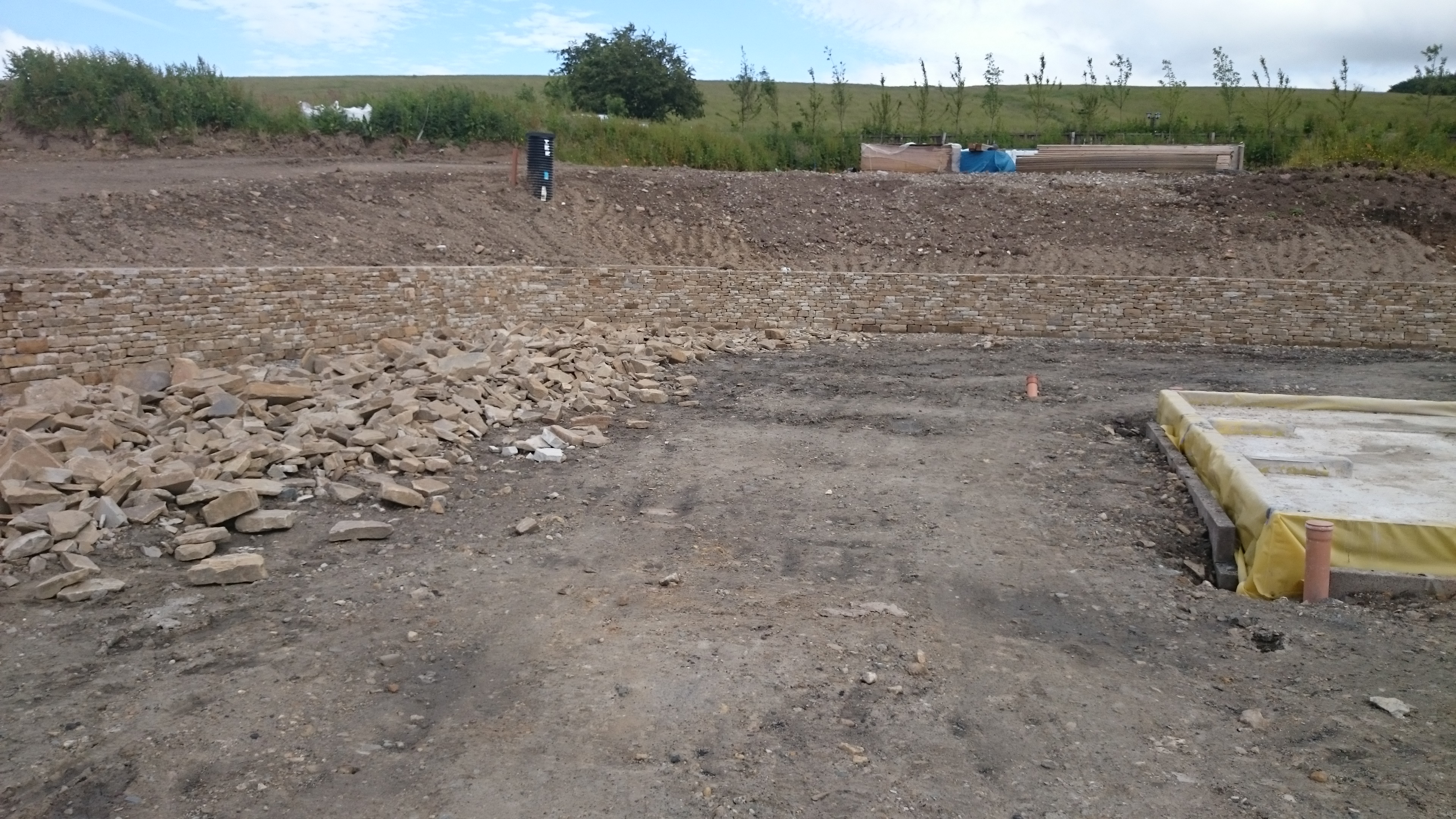 Dry stone effect retaining wall