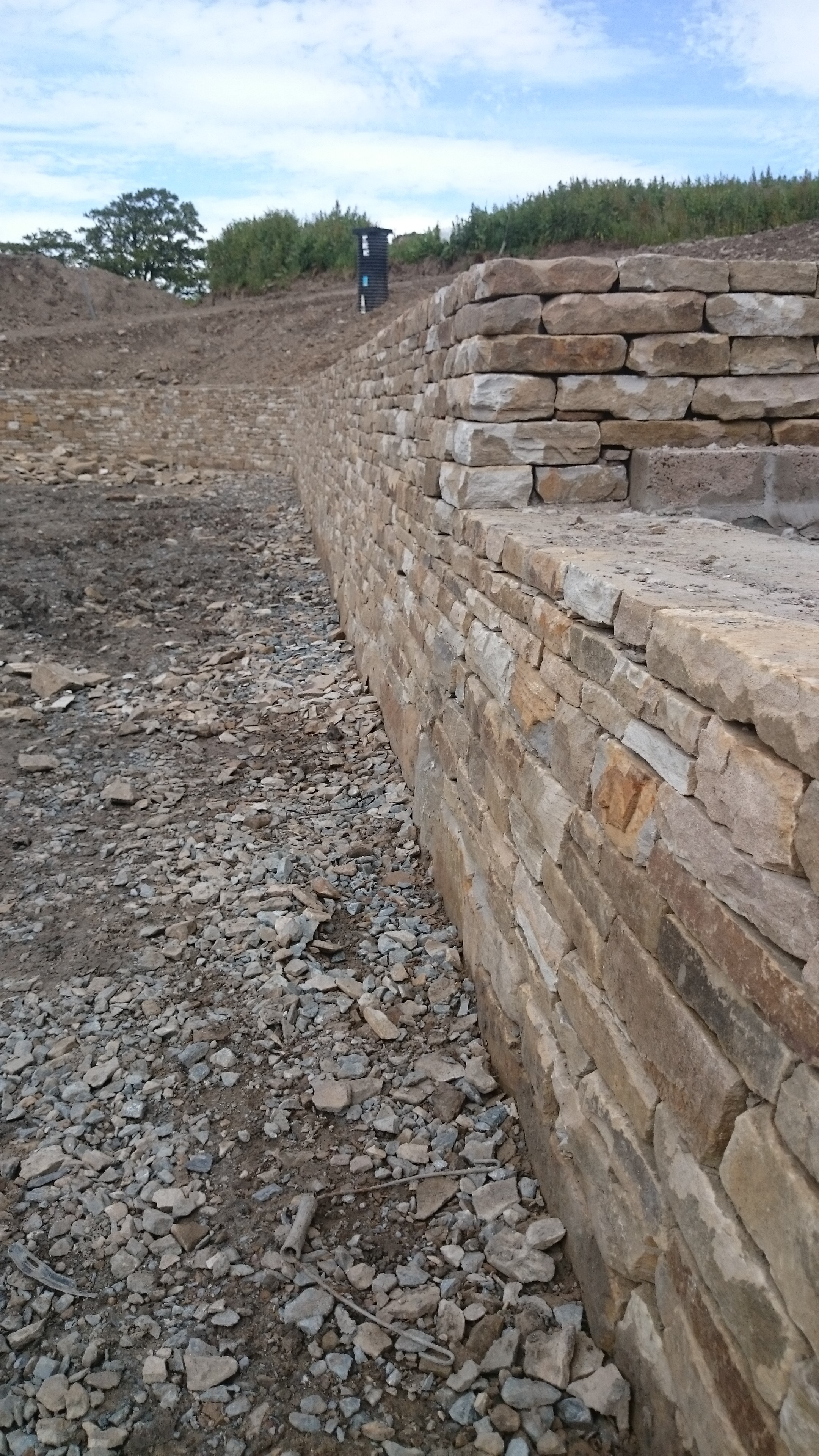 Dry stone effect retaining wall