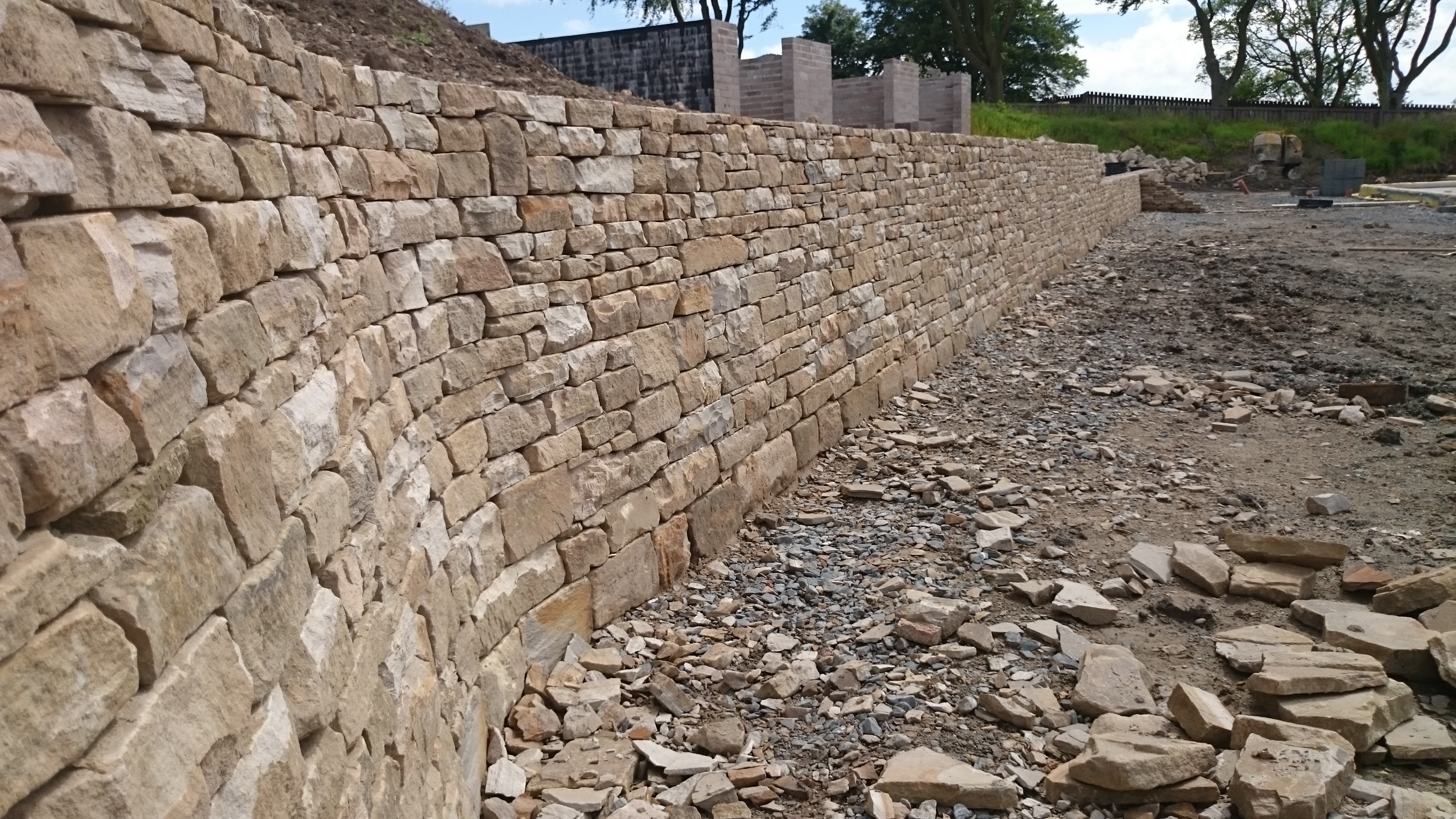 Dry stone effect retaining wall