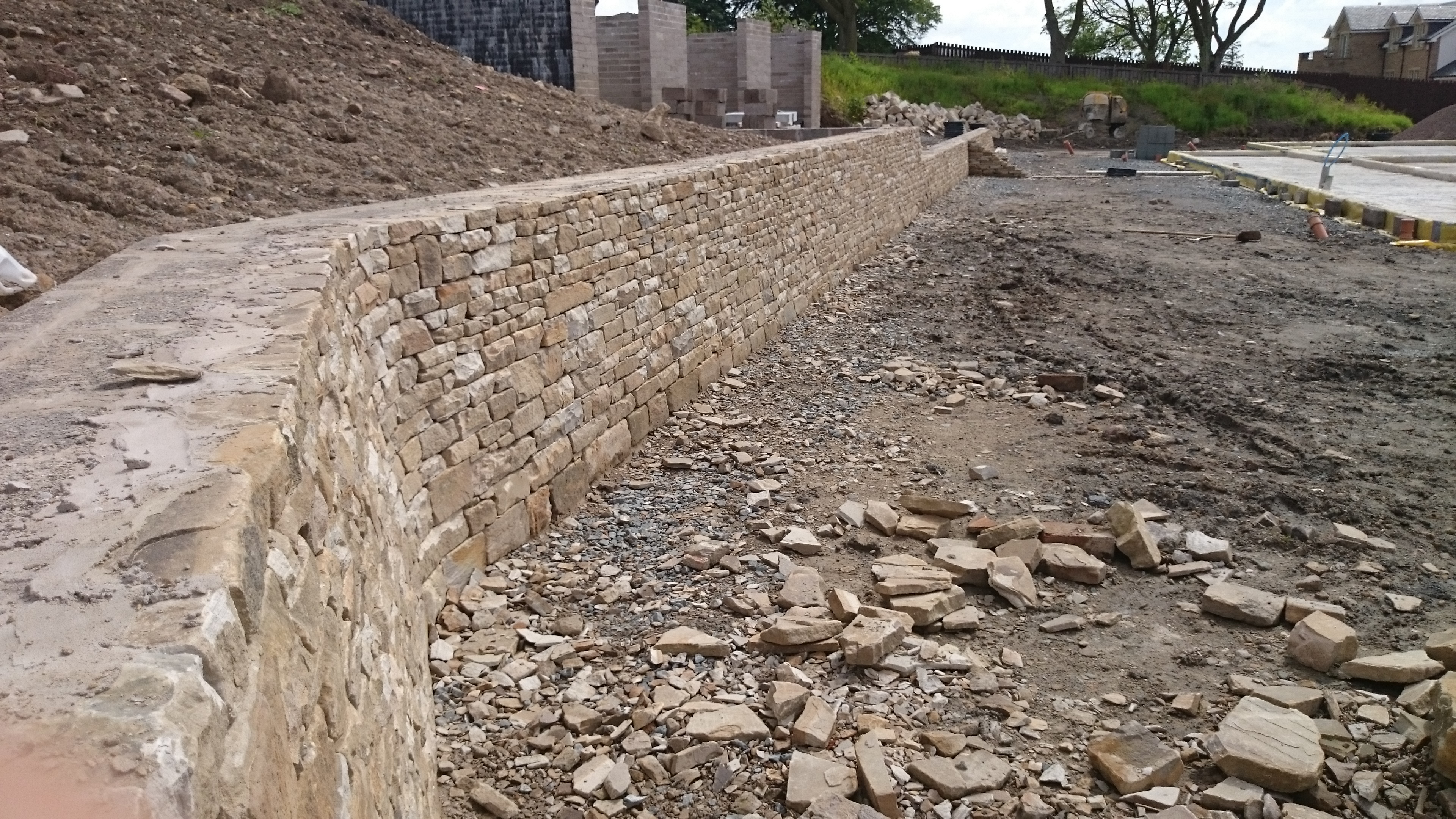 Dry stone effect retaining wall