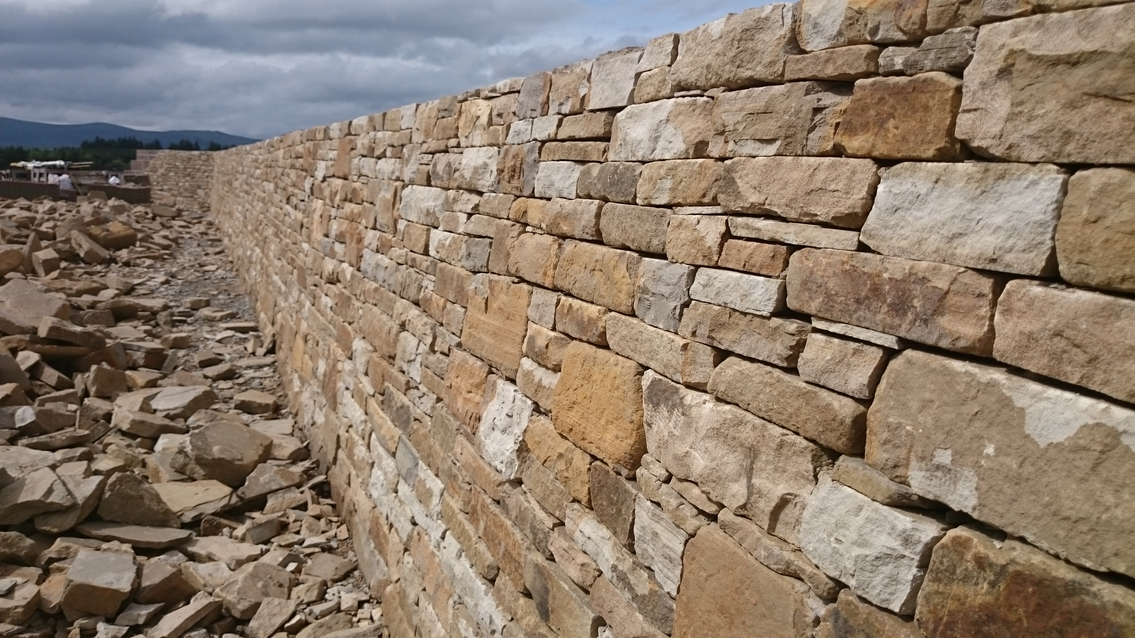 Dry stone effect retaining wall