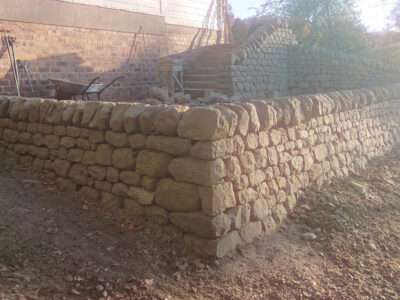 Dry stone retaining wall