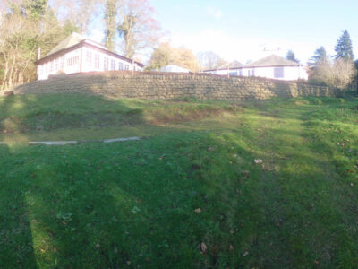 Dry stone retaining wall