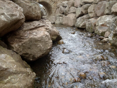 Dry stone bridge